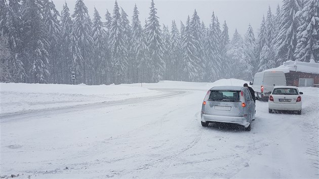 Silnice vedoucí do Boího Daru pokryl sníh, dopravu ztuje i silný vítr....