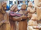 Kuriozita, houslista levák u jesliček. I mistr řezbář se utne. Kuriozita, houslista levák u jesliček. I mistr řezbář se utne.
