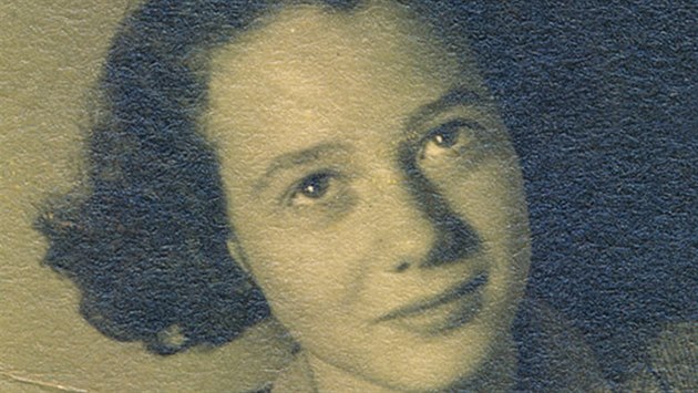 Dita Krausová na fotce z roku 1942, ve kterém byla deportována do Terezína Dita Krausová na fotce z roku 1942, ve kterém byla deportována do Terezína