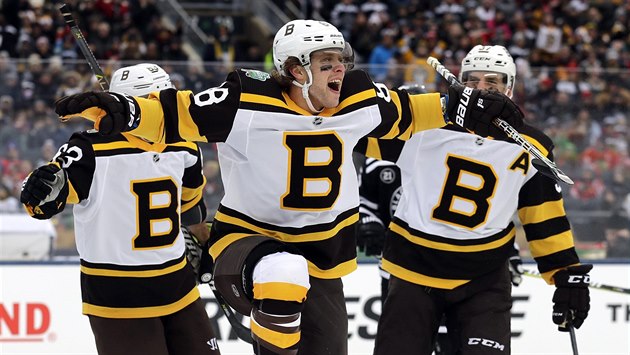 David Pastrňák (uprostřed) z Bostonu se raduje z gólu v zápase Winter Classic s... David Pastrňák (uprostřed) z Bostonu se raduje z gólu v zápase Winter Classic s...