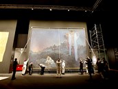 Slovanskou epopej nyní pracovníci Galerie hlavního města Prahy sundávají a... Slovanskou epopej nyní pracovníci Galerie hlavního města Prahy sundávají a...