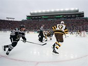 Momentka z utkn NHL Winter Classic mezi Chicagem a Bostonem.