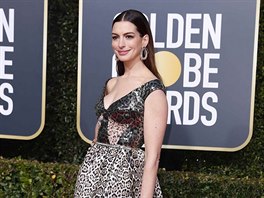 Anne Hathawayová na Zlatých glóbech (Los Angeles, 6. ledna 2019)
