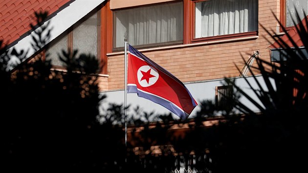 Vlajka KLDR ped budovou severokorejsk ambasdy v m.