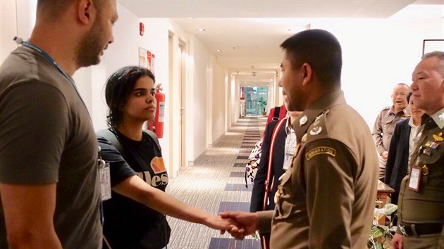 Rahaf Kunnov (druh zleva) opustila v pondl odpoledne pokoj letitnho hotelu, kde se pedtm zabarikdovala, a pot, co j bylo dovoleno setkat se se zstupcem adu Vysokho komisae OSN pro uprchlky (vlevo). Na snmku se setkv se fem thajsk imigran policie (napravo v poped)