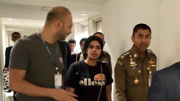 Rahaf Kunnov (uprosted) opustila v pondl odpoledne pokoj letitnho hotelu, kde se pedtm zabarikdovala, a pot, co j bylo dovoleno setkat se se zstupcem adu Vysokho komisae OSN pro uprchlky (vlevo). Kunnov nyn zstane pod ochranou adu. Na snmku je tak f thajsk imigran policie (vpravo)