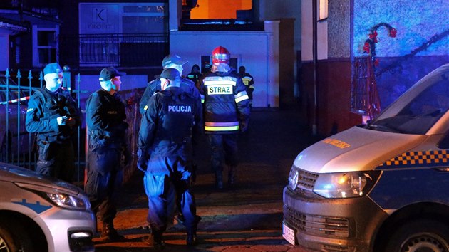 Policiest ped budovou, kde pi nikov he v Koszalinu na severu Polska zemelo pt patnctiletch dvek (4. ledna 2019).