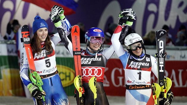 Ti nejlep lyaky ze slalomu v Zhebu. Zleva Petra Vlhov (Slovensko), Mikaela Shiffrinov (USA), Wendy Holdenerov (vcarsko).