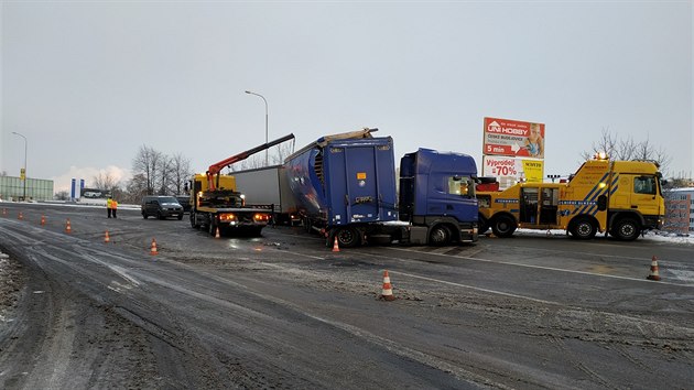 Kamion u eskobudjovickho Teska havaroval ped ptou hodinou rann.