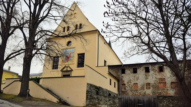 Zatmco kostel sv. Josefa (vlevo) kraj za tm tyicet milion opravil, sousedn Kapucnsk klter chtr. Nyn by ob budovy mohl zskat Fulnek.