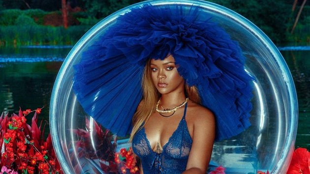 Zpvaka Rihanna v negli z vlastn kolekce Savage x Fenty