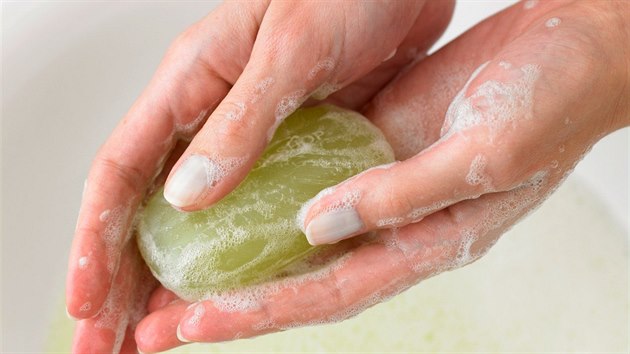 Příliš tuhá mýdla plná chemických složek mohou pokožku rukou zbytečně oslabovat.