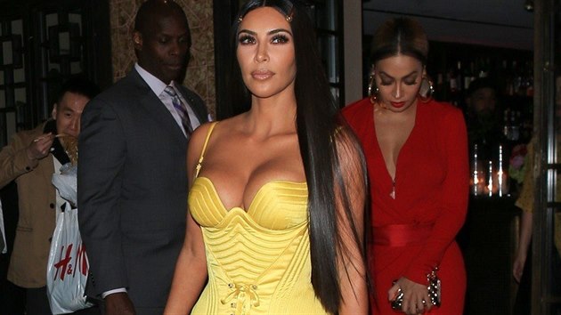 Televizn a instagramov celebrita Kim Kardashianov rda vystavuje svoje kivky, proto nen divu, e si jeden velmi hav kousek oblkla i na slavnostn veei v New Yorku. Nepehldnuteln lut outfit pochz z dlny jejho oblbenho mdnho domu Versace.