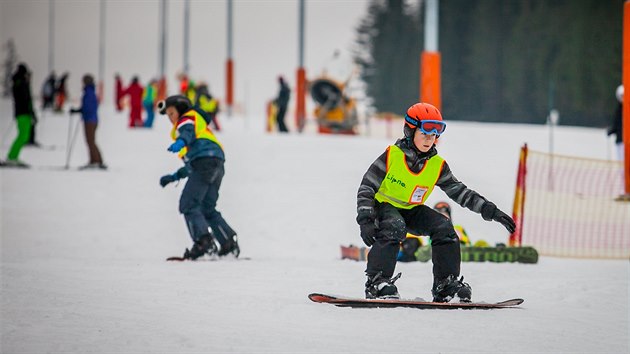 Na Nov rok se ve Skiarelu Lipno lyovalo na tkm a mokrm snhu. Ve stedu tam ji mrzlo a snilo.