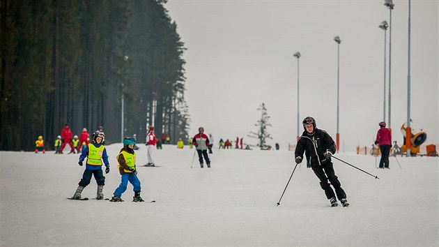 Na Nov rok se ve Skiarelu Lipno lyovalo na tkm a mokrm snhu. Ve stedu tam ji mrzlo a snilo.