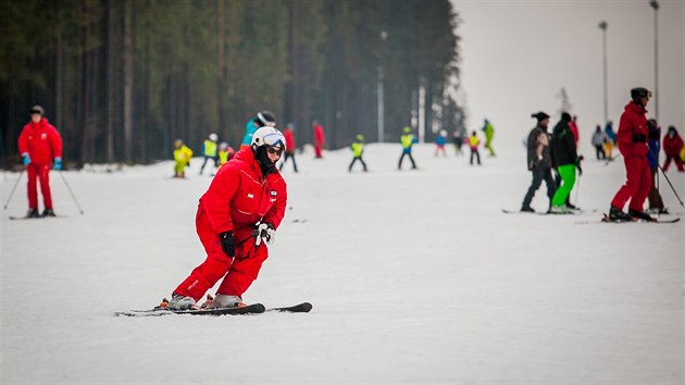 Na Nov rok se ve Skiarelu Lipno lyovalo na tkm a mokrm snhu. Ve stedu tam ji mrzlo a snilo.