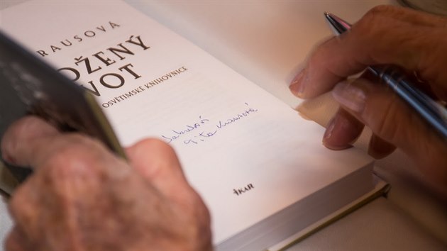 Dita Krausov, kter prola koncentranmi tbory Terezn a Osvtim, pedstavila svou knihu Odloen ivot - Skuten pbh osvtimsk knihovnice. (28. listopadu 2018)