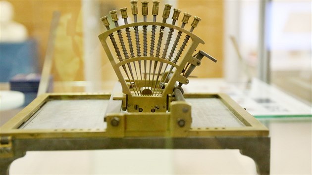 Na vstav Technickho muzea v Brn, kter potrv do 25. nora, nvtvnci uvid takzvan rafigraf, tedy speciln psac stroj pro nevidom,
jej pouval sm vynlezce psma Louis Braille.