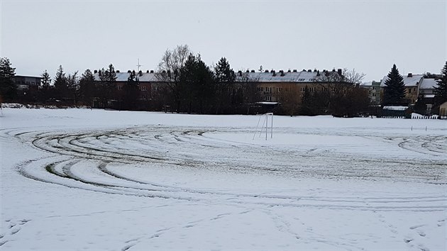 Beclavsk fotbalov hit Pastvisko poniila kola vozidla i vozidel, kter na nm pes noc dovdly.