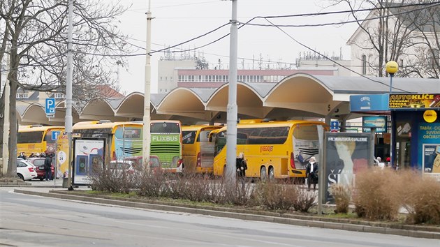 U nvrh architekta Bohuslava Fuchse potal na autobusovm ndra u hotelu Grand s centrln budovou, nakonec vak v roce 1951 vzniklo jen torzo jeho pvodnho projektu.