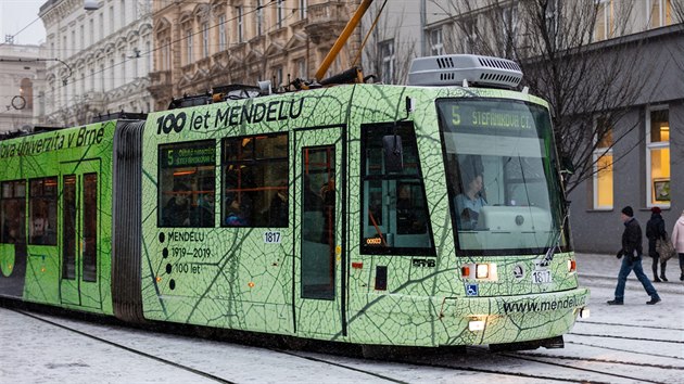 Po Brn jezd tramvaj pipomnajc stolet vro zaloen Mendelovy univerzity.
