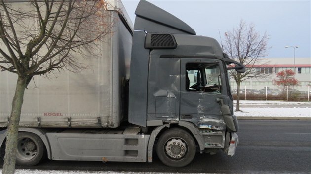 Na Borskch polch v Plzni se eln srazil autobus s kamionem.