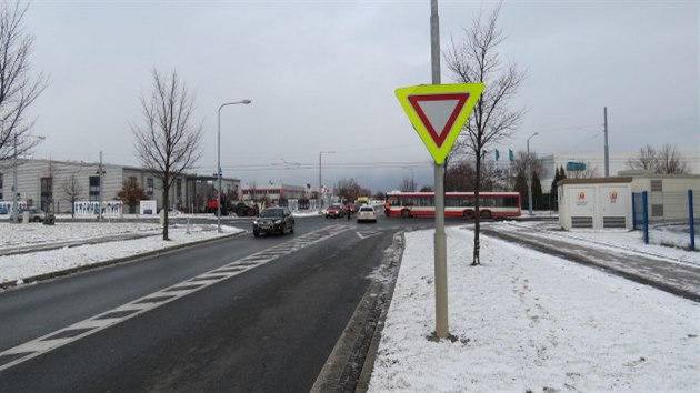 Na Borskch polch v Plzni se eln srazil autobus s kamionem.