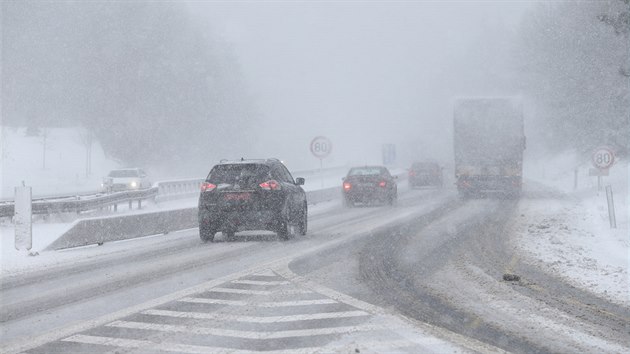 Dlnici D1 u Humpolce zashlo ve tvrtek v poledne hust snen a bl tma.