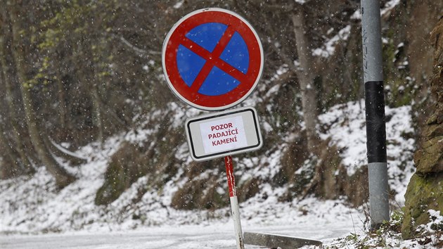 Znaky zkazu zastaven doplnn varovnm ped padajcm kamenm se pod sklou objevily na sklonku loskho roku. Ovem o tom, e je se skalnm masivem problm, vd na jihlavskm magistrtu u nkolik let.