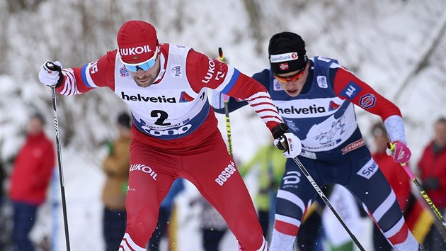 Johannes Klaebo za Sergejem Usugovem ve sthacm zvodu na 15 kilometr volnou technikou v Oberstdorfu.