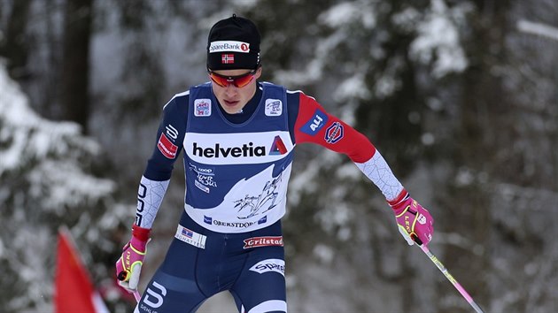 Johannes Klaebo ve sthacm zvodu na 15 kilometr volnou technikou v Oberstdorfu.