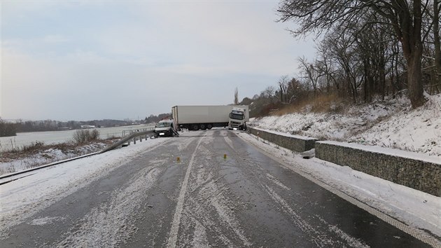 Nehoda kamionu zavela na nkolik hodin hlavn tah mezi Luhaovicemi a Uherskm Brodem.