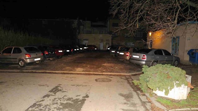 Parkovit v ulici V Tenikch v Uherskm Hraditi, kde idi pi vyjdn poniil hned tyi auta.