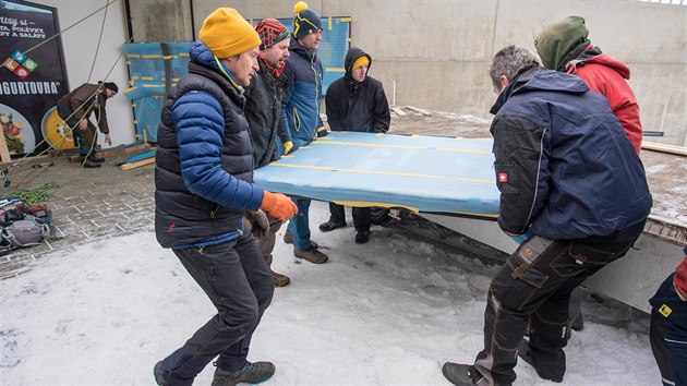 Instalace keramické mozaiky známého uherskohradišťského sochaře a malíře Vladislava Vaculky na stěnu Obchodního domu ve Zlíně.