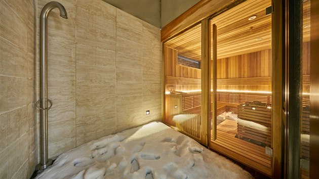 Otuilci se mohou vybhnout ochladit ze sauny pmo do snhu.