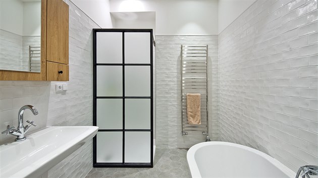 U zstny sprchovho koutu se opakuje stejn typ prosklen, kter designi pouili u dlic stny mezi koupelnou a lonic.