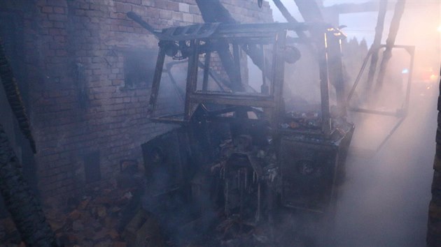 Velk por, se kterm bojovalo deset jednotek hasi, zniil v ubov na Prostjovsku rodinn dm, stodolu a hospodsk pstavby. (31. prosince 2018)