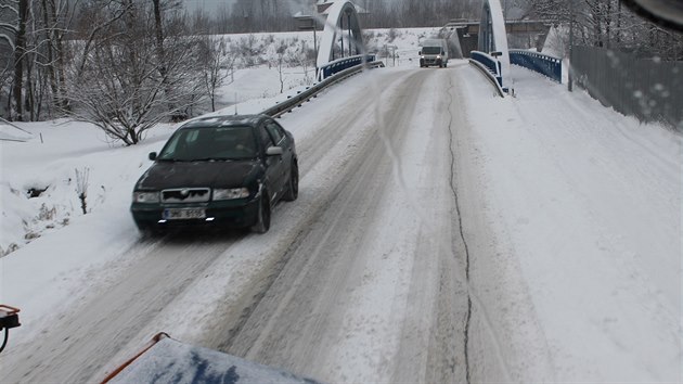 Pohled z kabiny jednoho ze silniskch sypa udrujcho prjezdnost silnic na umpersku.