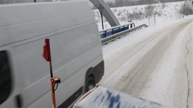 Pohled z kabiny jednoho ze sypa udrujcho prjezdnost silnic na umpersku. Mjen s nktermi auty je jen velmi tsn, st idi podle silnie Jaroslava Turka navzdory snhov pokrvce jezd stejn jako v lt.