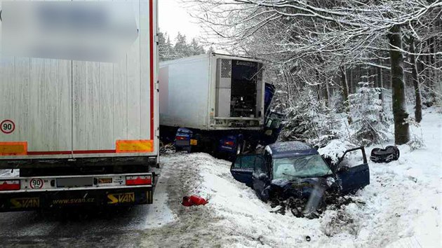 Na vyten silnici I/35 se u Studen Louky srazily dva kamiony a osobn auto. Jedna z hlavnch silnic spojujcch Moravu a echy a kvli tomu musela bt doasn uzavena.