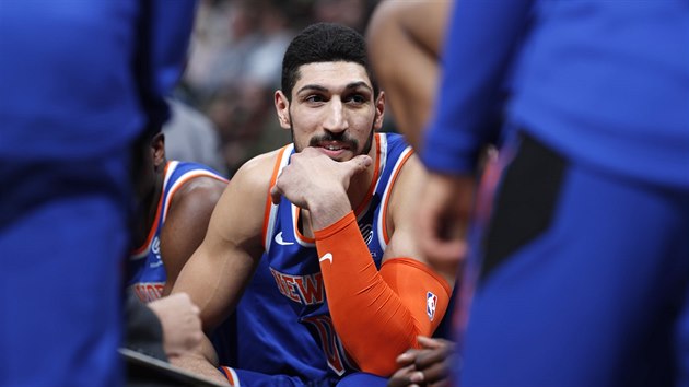 Enes Kanter z New Yorku naslouch bhem time outu.