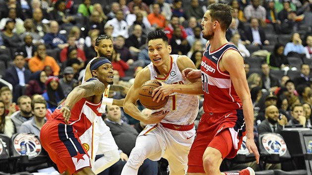 Jeremy Lin (v blm) z Atlanty to na washingtonsk ko kolem Tome Satoranskho (vpravo). Sleduje je Bradley Beal.