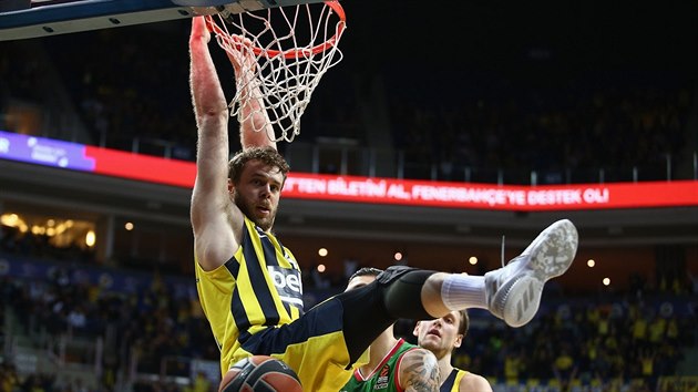 Nicolo Melli (vlevo) z Fenerbahce Istanbul zasmeoval proti Baskonii, sleduje ho spoluhr Jan Vesel i protivnk Vincent Poirier.