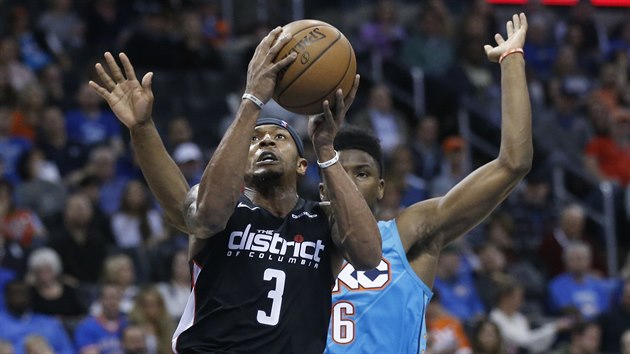 Bradley Beal (3) z Washingtonu utekl Hamidou Diallovi z Oklahoma City.