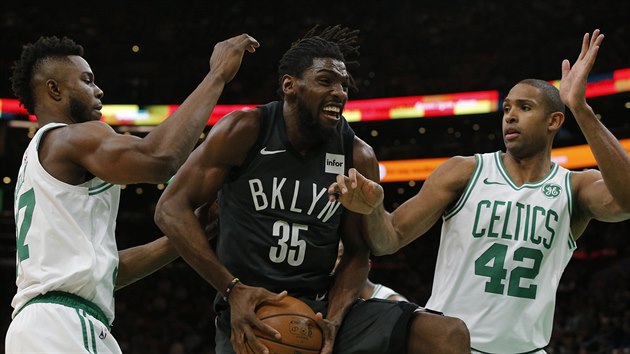 Kenneth Faried (uprosted) z Brooklynu se tla mezi Semiho Ojeleyeho (vlevo) a Ala Horforda z Bostonu,