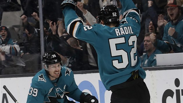 Logan Couture (vlevo) a Luk Radil ze San Jose slav trefu proti Tamp.