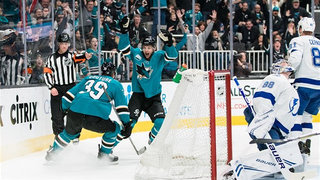 Logan Couture (vlevo) a Luk Radil ze San Jose slav trefu proti Tamp.