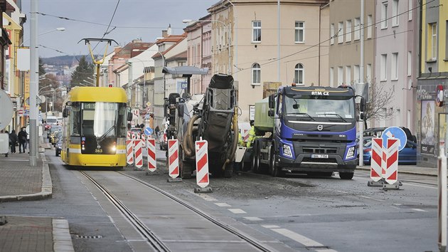 Pes rok potrv rekonstrukce Slovansk tdy v Plzni. V plnu je oprava tramvajov trati i vozovky. (8. 1. 2019)