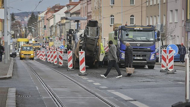 Pes rok potrv rekonstrukce Slovansk tdy v Plzni. V plnu je oprava tramvajov trati i vozovky. (8. 1. 2019)