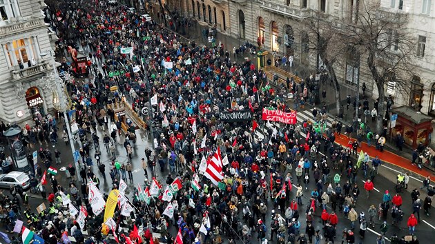 Protesty v Budapeti proti zkonu o pesasech a vld Viktora Orbna (5. ledna 2019)